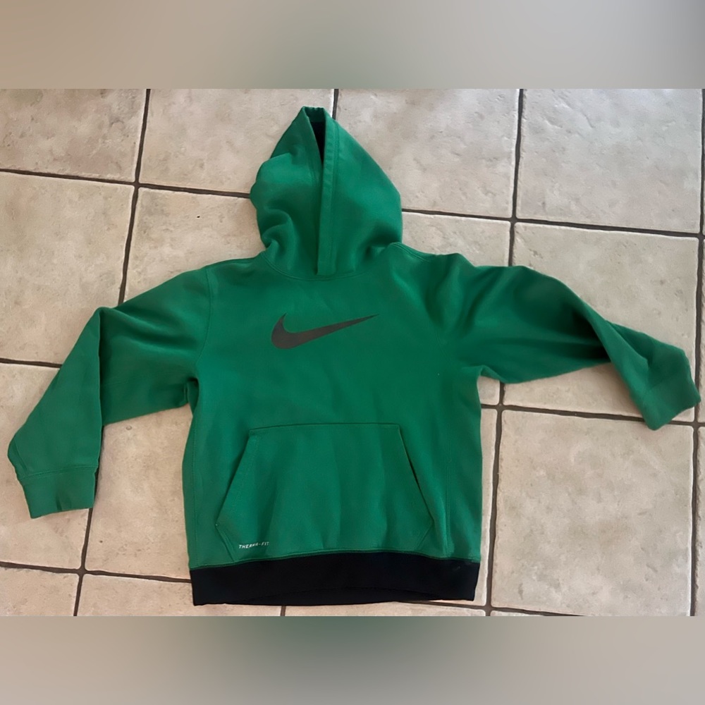 Nike therma-fit sweatshirt boy’s hoodie large green